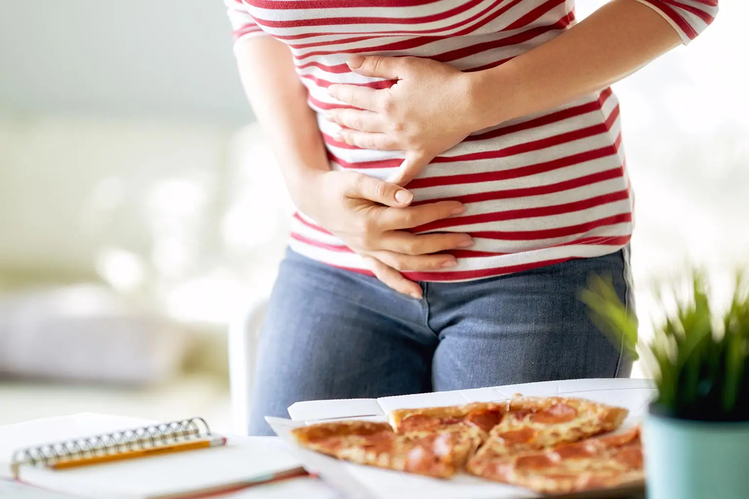 Cosa evitare a cena se vuoi ridurre il gonfiore al risveglio, secondo i dietisti Cosa evitare a cena se vuoi ridurre il gonfiore al risveglio, secondo i dietisti
