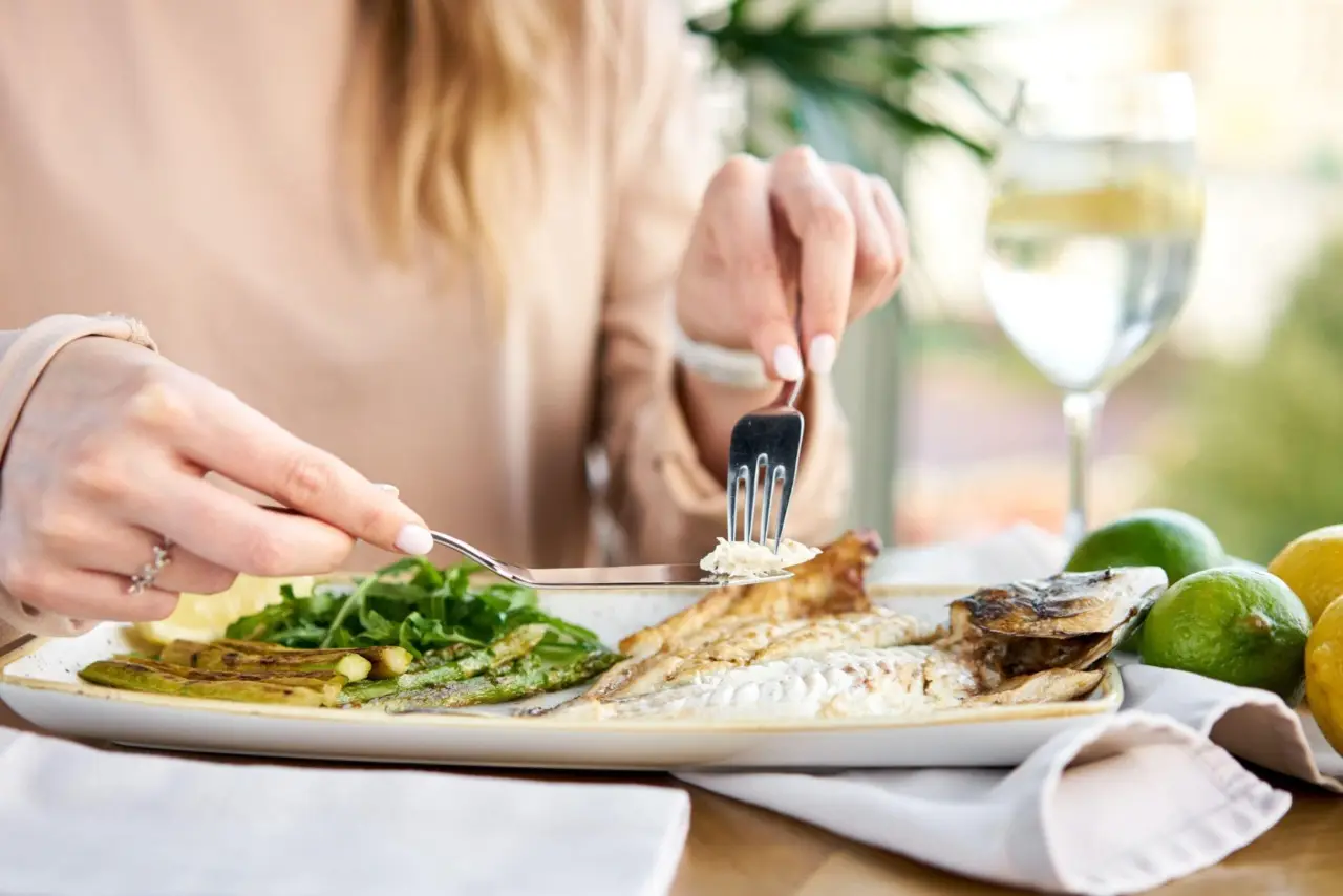 Cosa evitare a cena se vuoi ridurre il gonfiore al risveglio, secondo i dietisti Cosa evitare a cena se vuoi ridurre il gonfiore al risveglio, secondo i dietisti