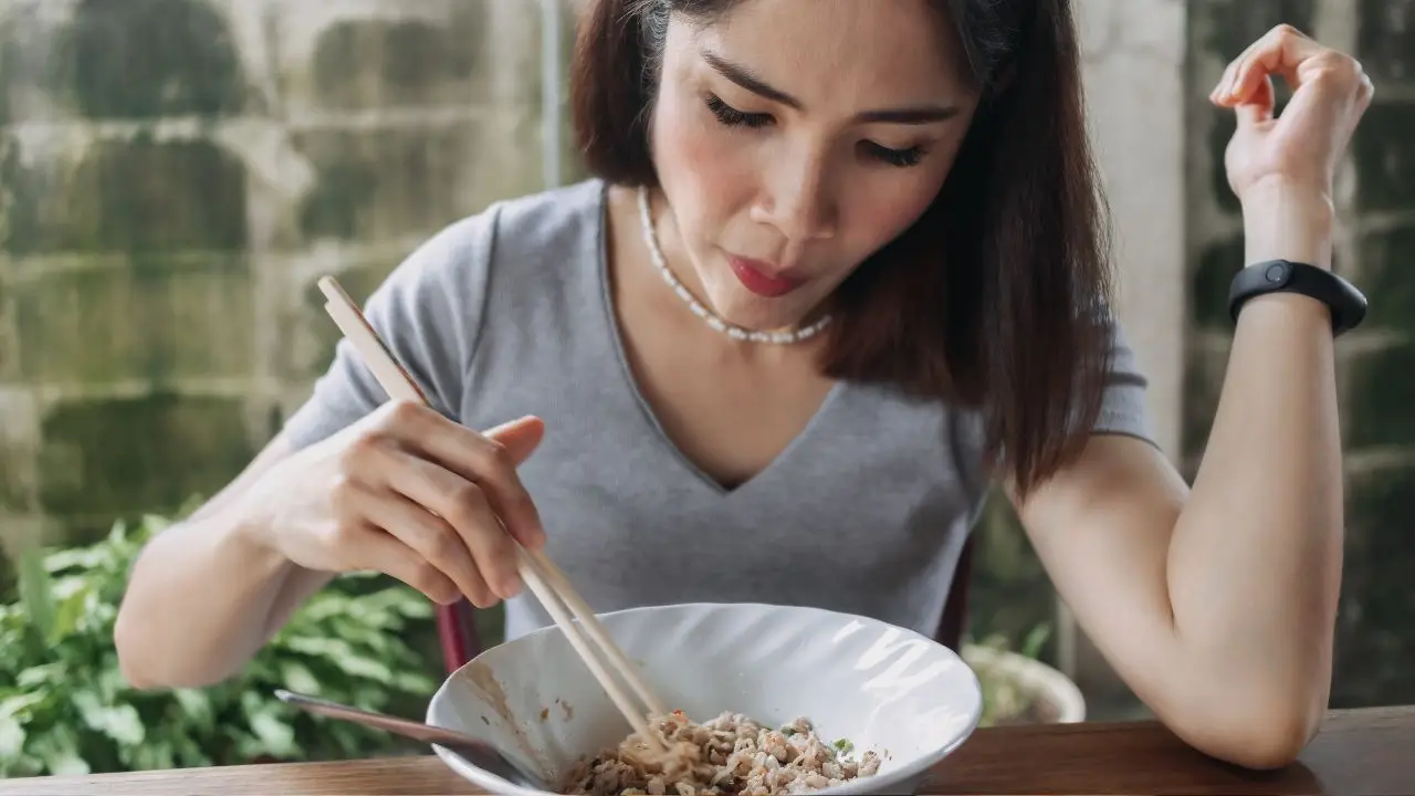 Cosa evitare a cena se vuoi ridurre il gonfiore al risveglio, secondo i dietisti Cosa evitare a cena se vuoi ridurre il gonfiore al risveglio, secondo i dietisti