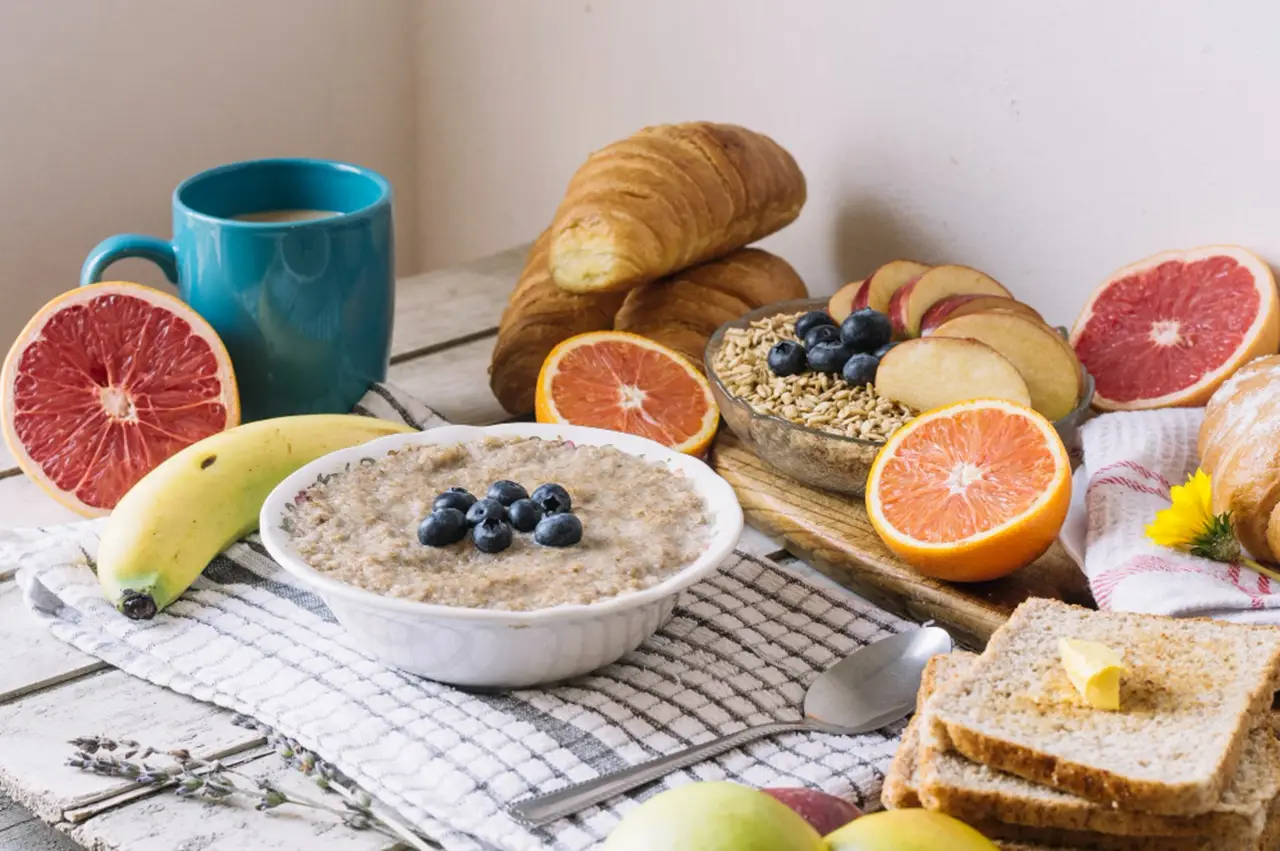 Colazione salva-girovita: cosa mangiare al mattino per restare leggeri tutto il giorno Colazione salva-girovita: cosa mangiare al mattino per restare leggeri tutto il giorno