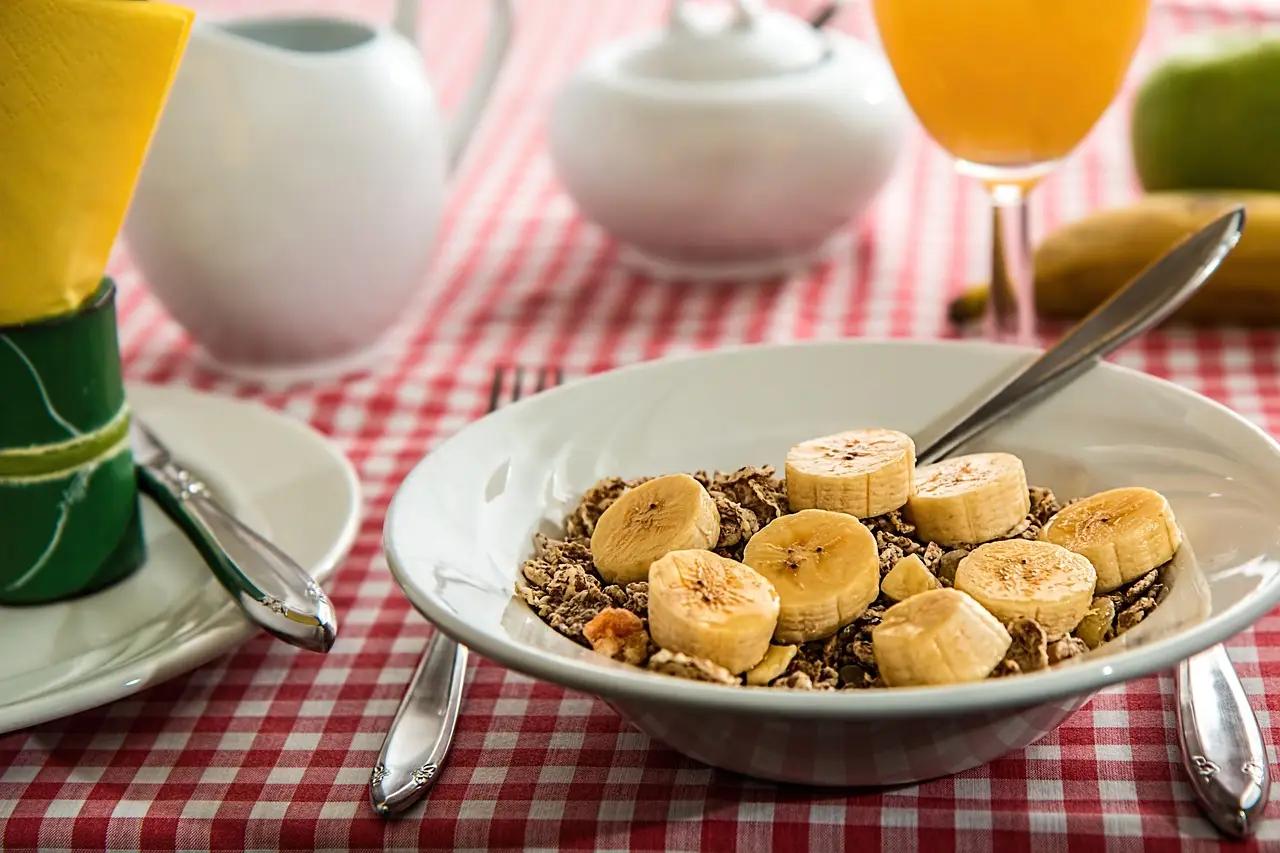 Colazione salva-girovita: cosa mangiare al mattino per restare leggeri tutto il giorno Colazione salva-girovita: cosa mangiare al mattino per restare leggeri tutto il giorno